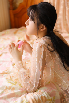 低头看我是怎么C哭你视频